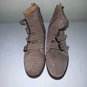 Buckle boots with zipper on the side